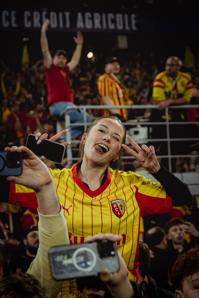 ActuFoot_'s tweet photo. Le football avec un grand F à Lens. 🤩❤️💛

by @antoninvzt_photo 📸 https://t.co/bcUoWEtcyO
