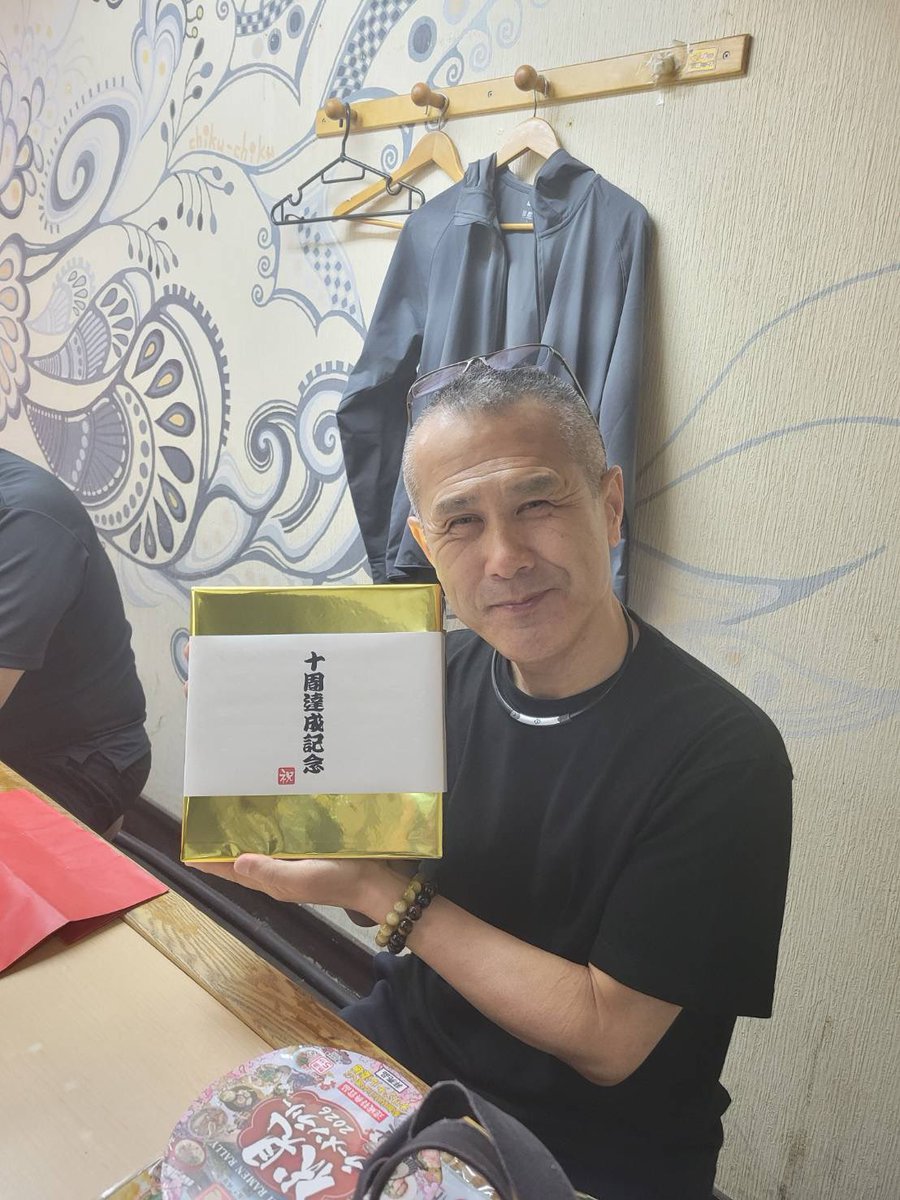 fushimiramen's tweet photo. 20日にスタンプラリー10周達成者がでました🎉㊗️
10周記念の金の丼をたぬき屋さんでお渡ししました‼️
たくさん周っていただきありがとうございます🙇‍♂️
今月末までまだまだ開催中です‼️ https://t.co/ukjkgmvHo1