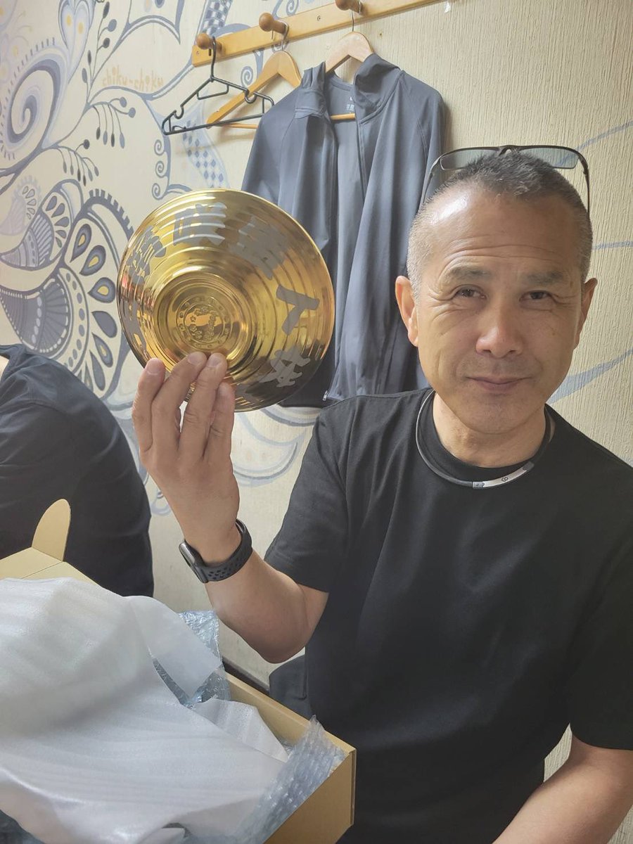 fushimiramen's tweet photo. 20日にスタンプラリー10周達成者がでました🎉㊗️
10周記念の金の丼をたぬき屋さんでお渡ししました‼️
たくさん周っていただきありがとうございます🙇‍♂️
今月末までまだまだ開催中です‼️ https://t.co/ukjkgmvHo1