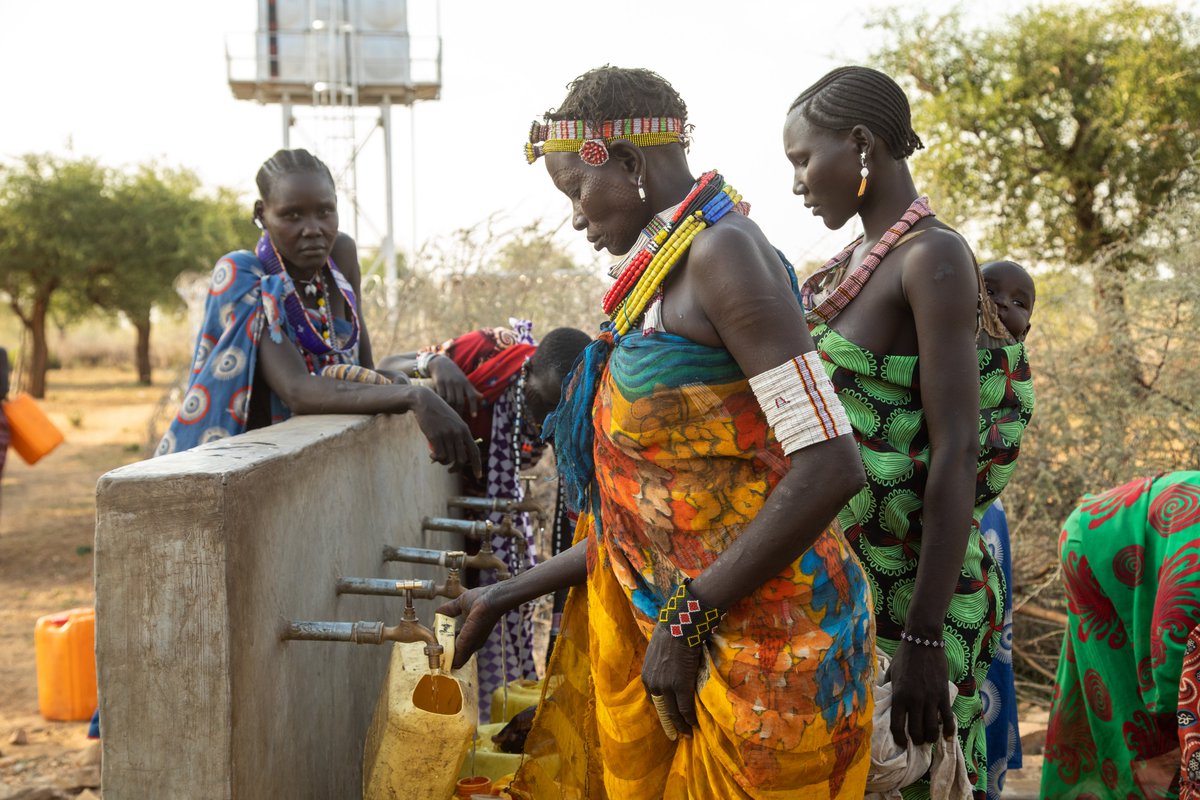 FAOSouthSudan's tweet image. 🌞 In Kapoeta North, an area affected by #ClimateChange &amp;amp; #WaterScarcity, people used to walk long distances for water.

Now, the multipurpose solar-powered borehole constructed by FAO, with @AfDB_Group support, is providing safe drinking water to communities &amp;amp; their livestock 💧