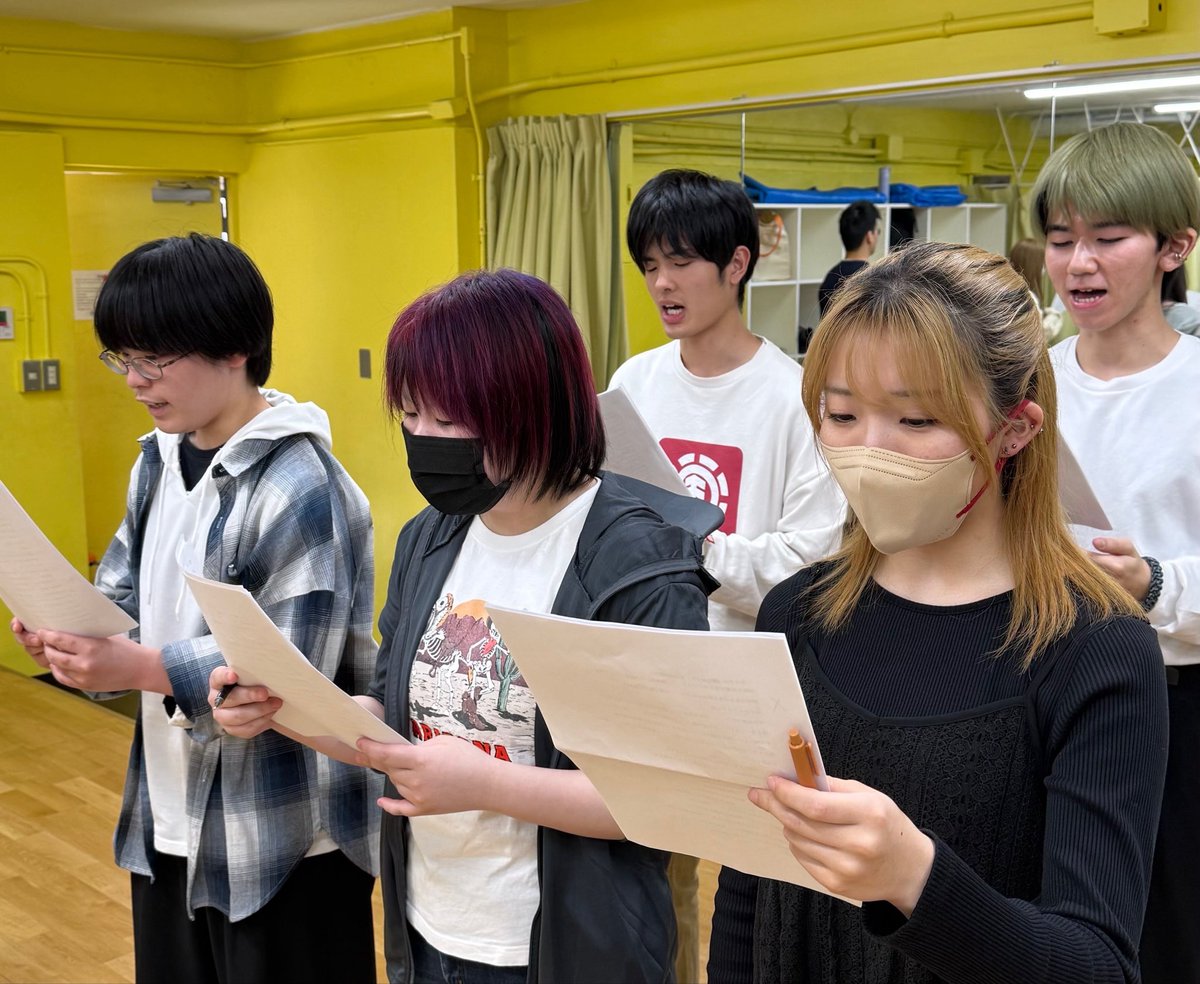 va_vao's tweet photo. welcome week3日目！
各班どんどん仕上がってきており、発表に向けてモチベーションが高まっているのを感じました！✨
明日は場当たり＆ゲネプロ。
今回も音響芸術学科の２年生が音響・照明を担当してくれます！
頼もしいスタッフさんの力をお借りして、最高のステージを作り上げましょう✊🔥 https://t.co/uCBKRj2T6X