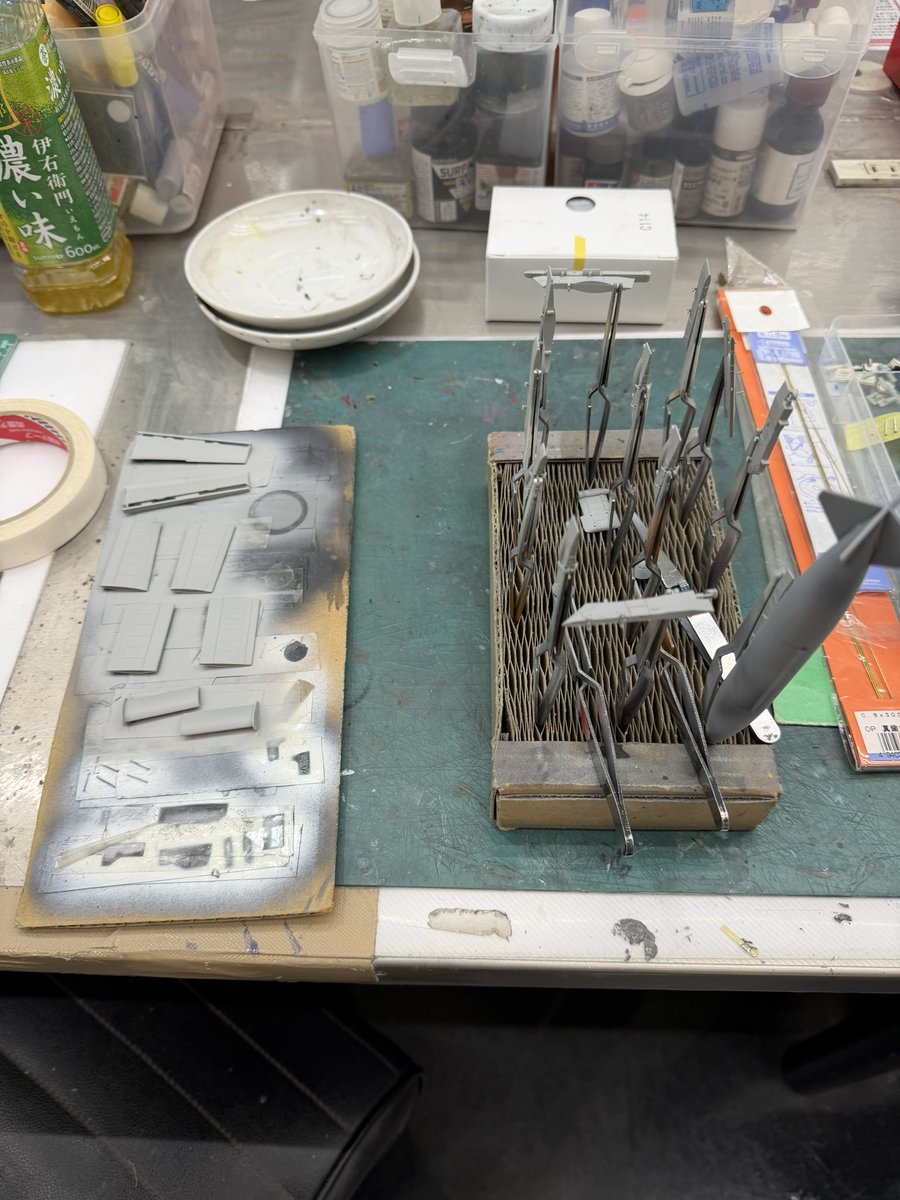 Oosuzu104's tweet photo. #A10C
今日は血液検査の結果を確認のため会社を休んで病院へ、数値はやや悪かったのですが、食事を気をつければ回復するだろうとのことで薬は無し。
昼過ぎからアトリエで作業を進めました。
機体の表面処理を進めてサフを吹きました。
また吊るしモノは真鍮線で補強しました。 https://t.co/Tyx2lQRjUg