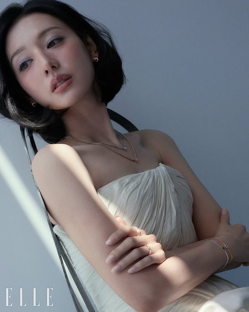 푸른섀도우에 고양이렌즈를 낀 버석건조여자 뭐지... 
그냥 다 죽자는뜻으로들림