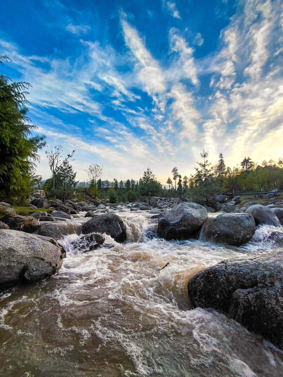 _mirimran_'s tweet photo. A vivid shot of the flowing water https://t.co/kxwI5uGikg
