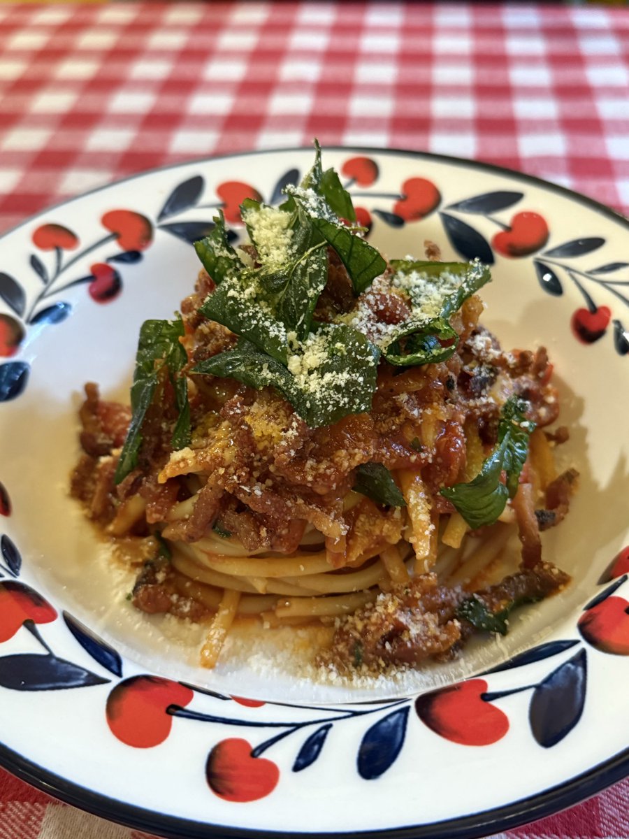 Ayuki84's tweet image. วันก่อนไปลองร้าน Matoni Pizza

- อาหารอร่อย
-&amp;gt; ทรัฟเฟิลจริงไม่ใช่น้ำมันกลิ่น
-&amp;gt; สปาเก็ตตี้รสถูกปาก (Spaghetti Amatriciana ‘guanciale, chilli, tomato’)

- บรรยากาศดี

- การเดินทาง ต้องมารถส่วนตัว

#Pizza #Bangkok