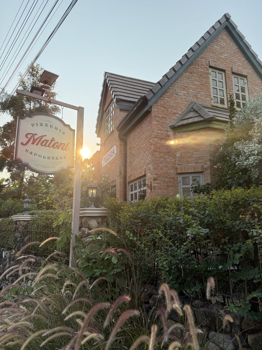 Ayuki84's tweet image. วันก่อนไปลองร้าน Matoni Pizza

- อาหารอร่อย
-&amp;gt; ทรัฟเฟิลจริงไม่ใช่น้ำมันกลิ่น
-&amp;gt; สปาเก็ตตี้รสถูกปาก (Spaghetti Amatriciana ‘guanciale, chilli, tomato’)

- บรรยากาศดี

- การเดินทาง ต้องมารถส่วนตัว

#Pizza #Bangkok