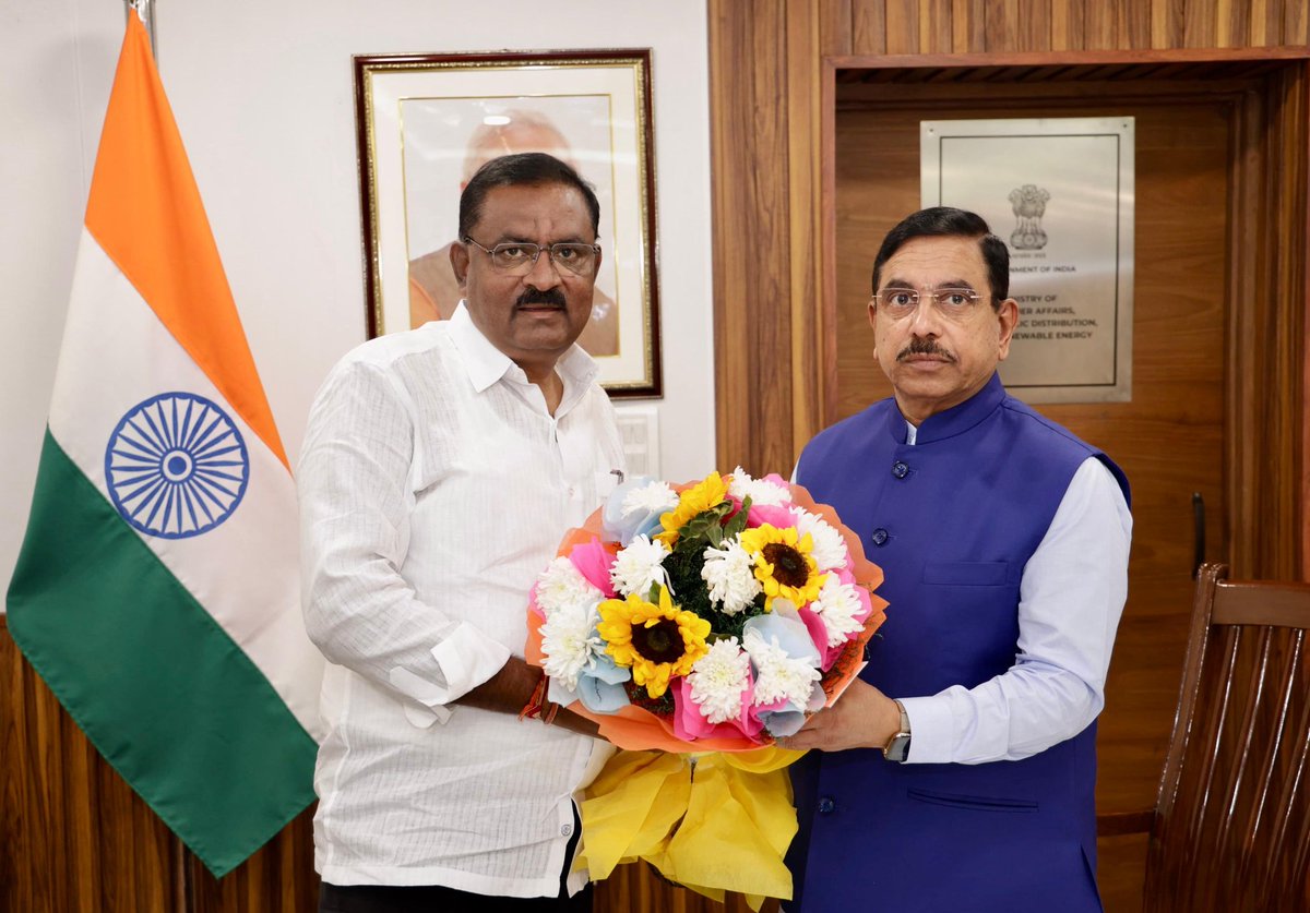 SureshDhasBJP's tweet photo. 📍 नवी दिल्ली
🗓️ २२ एप्रिल २०२६ 

केंद्रीय नवीकरणीय ऊर्जा मंत्री श्री. प्रल्हादजी जोशी साहेब यांची नवी दिल्ली येथे भेट घेऊन पाटोदा तालुक्यात राबविण्यात येणाऱ्या विविध सोलार प्रकल्पांबाबत सविस्तर व सकारात्मक चर्चा केली.

या बैठकीदरम्यान पाटोदा तालुक्यातील सौरऊर्जा प्रकल्पांची सद्यस्थिती, भविष्यातील नियोजन, तसेच अधिकाधिक गुंतवणूक व विकासाच्या संधी यावर सखोल विचारविनिमय झाला. तालुक्यात शाश्वत ऊर्जा निर्मिती वाढवून स्थानिक विकासाला गती देण्याच्या दृष्टीने ही चर्चा अत्यंत महत्त्वपूर्ण ठरली.

पाटोदा तालुक्याच्या सर्वांगीण प्रगतीसाठी आणि ऊर्जा क्षेत्रात सक्षम पायाभूत सुविधा उभारण्यासाठी केंद्र शासनाकडून आवश्यक ते सहकार्य मिळेल, असा सकारात्मक विश्वास या भेटीतून मंत्री महोदयांनी दिला.

#NewDelhi #PralhadJoshi #RenewableEnergy #SolarEnergy #SolarProjects #PatodaTaluka #SustainableEnergy #EnergyDevelopment #RuralDevelopment