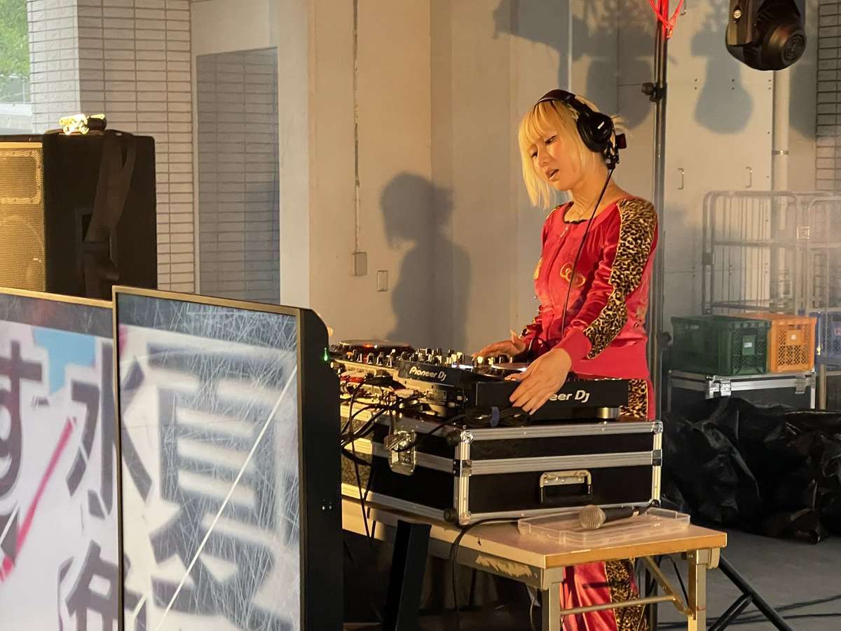 oua_journal's tweet photo. 12号館下ピロティでDJイベント『VOCALO CITY -ボカロシティ-』始まる　学生クリエイティブコミュニティLINC主催（2026年4月22日 18時16分）

／詳しくは公式インスタ↓
https://t.co/znkZoUxJiY… https://t.co/XkugklaWSx