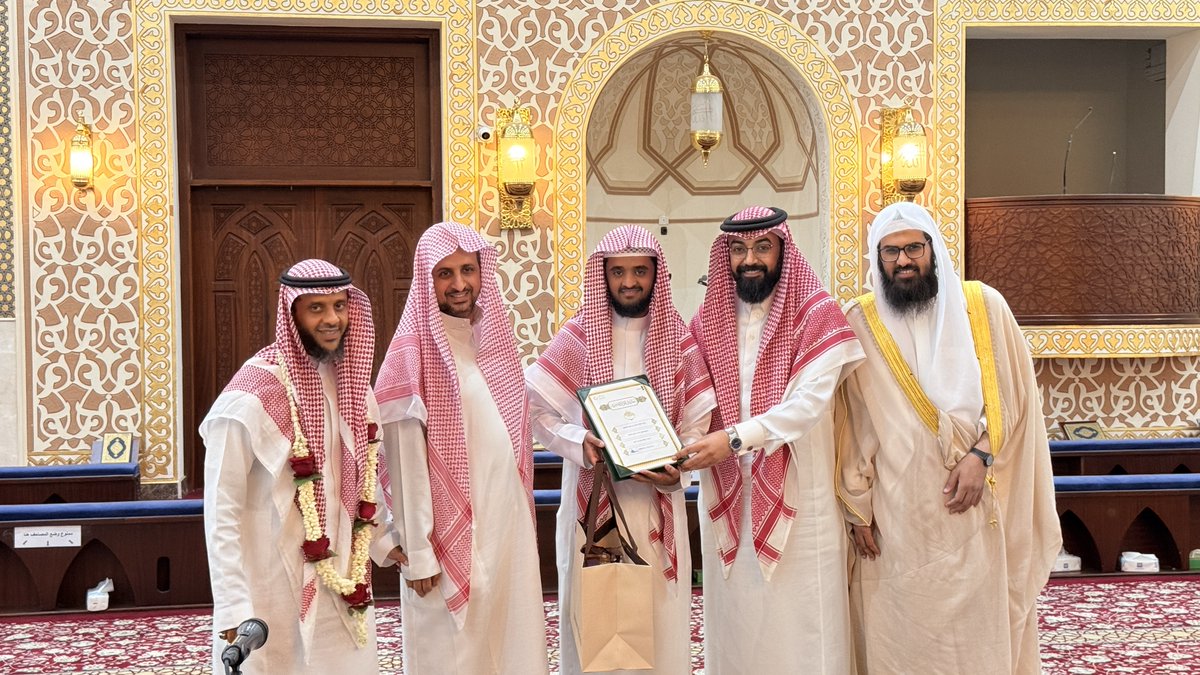 khayrocom's tweet photo. احتفت حلقات الراجحي بجامع الرحمة في #جدة يوم أمس بختم وإجازة 4 من طلابها بحضور آبائهم وهم:
✨ عبدالله نبيل كحيل (إجازة بروايتي شعبة وحفص عن عاصم)
✨ يوسف سلامة الله حبيب (ختمة)
✨ عمر يوسف عبداللطيف (ختمة)
✨ يوسف محمد عبدالفتاح (ختمة)
تهانينا💐💐💐
ونسأله تعالى أن ينفع بهم .. وأن يكتبهم في أهل #القرآن 
أهل الله وخاصته

#السعودة #جدة_الآن