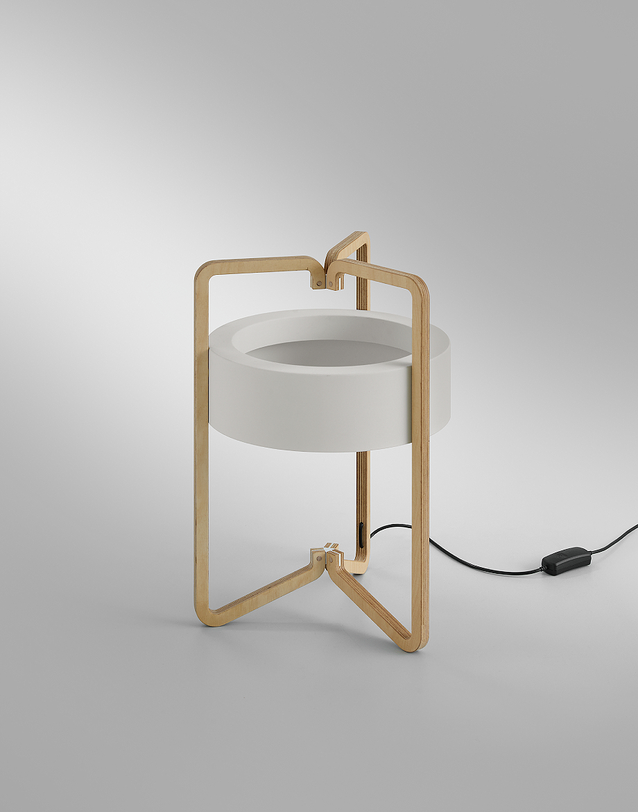 Interior_es's tweet image. Designed by Milá + Laucirica and Bover, Vuota offers a new perspective, challenging the tradition in which light radiates from the center outward. Instead, a structure with a central void embraces it and diffuses it gently.
-&amp;gt; interioresminimalistas.com/2026/04/08/vuo…
-&amp;gt; #lighting #lamps #design