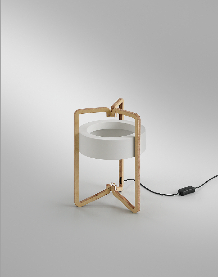 Interior_es's tweet image. Designed by Milá + Laucirica and Bover, Vuota offers a new perspective, challenging the tradition in which light radiates from the center outward. Instead, a structure with a central void embraces it and diffuses it gently.
-&amp;gt; interioresminimalistas.com/2026/04/08/vuo…
-&amp;gt; #lighting #lamps #design