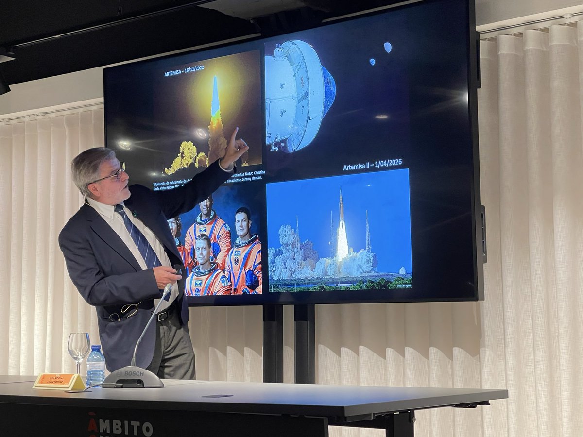 J_MartinezFrias's tweet image. Me han enviado esta foto de mi conferencia en El Corte Inglés de Málaga, organizada por la @astromalaga ¡Muchas gracias! El tema esencial era #Marte, pero obviamente tenía que explicar algo de la #Luna y de #ArtemisII @IGeociencias @CSIC