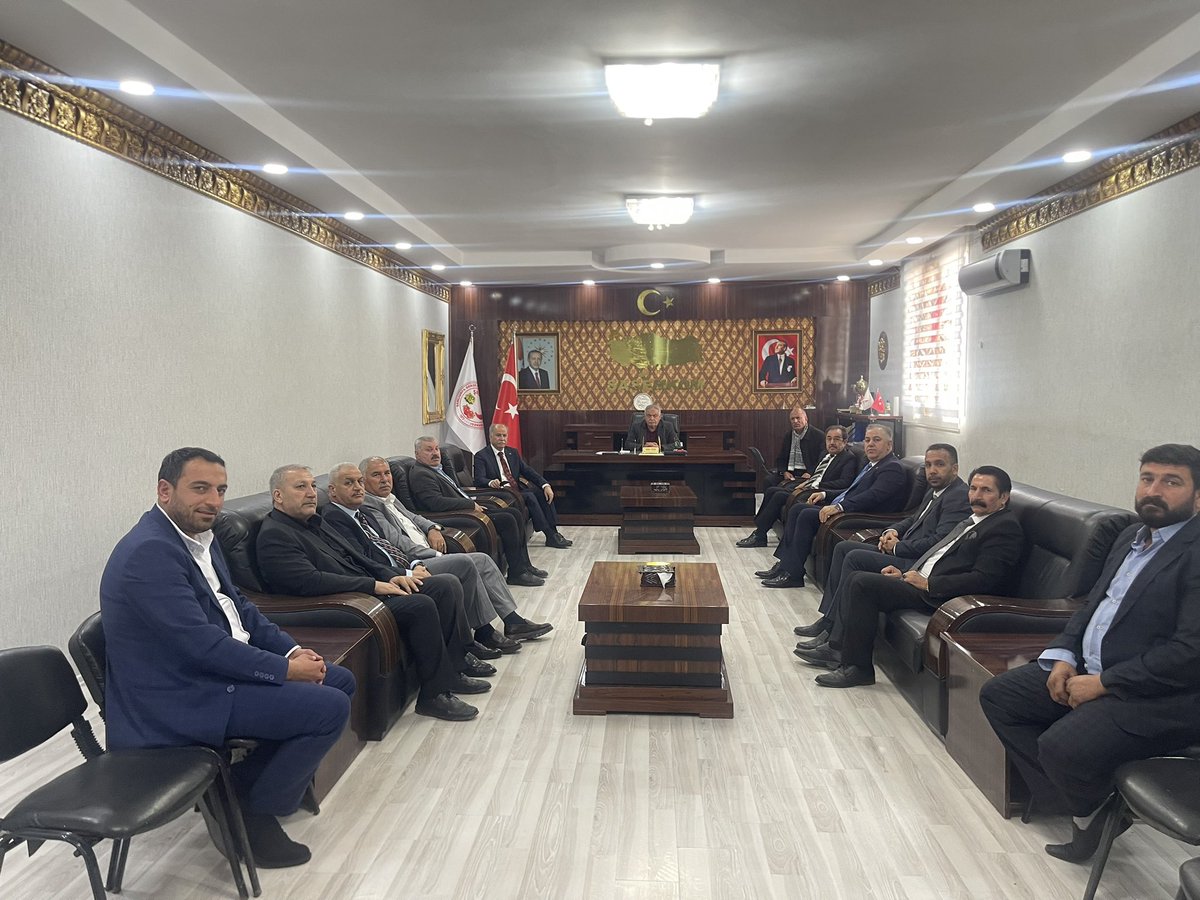sanliurfadeva's tweet photo. Genel başkan Yardımcımız @IhsanMerdanoglu, GMYK üyemiz @hk_hasankaplan il başkanımız @MuharremTiler, ilçe başkanlarımız ve yönetim kurulu üyelemiz ile birlikte ŞASEMKOM Başkanı Kemal Sezer ve yönetim kurulunu ziyaret ettik. @alibabacan @DeveciKavas @samak_nurullah  @devapartisi https://t.co/TMGlG1gH7G