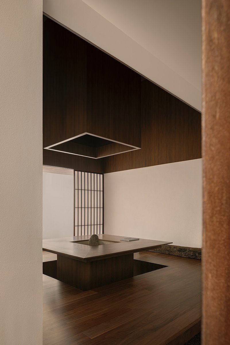 Interior_es's tweet image. The #architect Rogelio Vallejo Bores, founder of HW Studio, designed his own #house, inspired by #Zen philosophy and #Japaneseculture, which ultimately defined the character of the dwelling.
-&amp;gt; Photography: César Béjar (1 y 3) y Gustavo Quiroz (2)
-&amp;gt; interioresminimalistas.com/2026/04/22/cas…