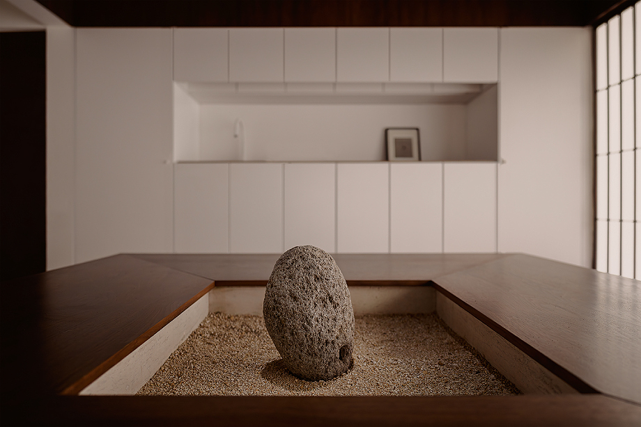 Interior_es's tweet image. The #architect Rogelio Vallejo Bores, founder of HW Studio, designed his own #house, inspired by #Zen philosophy and #Japaneseculture, which ultimately defined the character of the dwelling.
-&amp;gt; Photography: César Béjar (1 y 3) y Gustavo Quiroz (2)
-&amp;gt; interioresminimalistas.com/2026/04/22/cas…