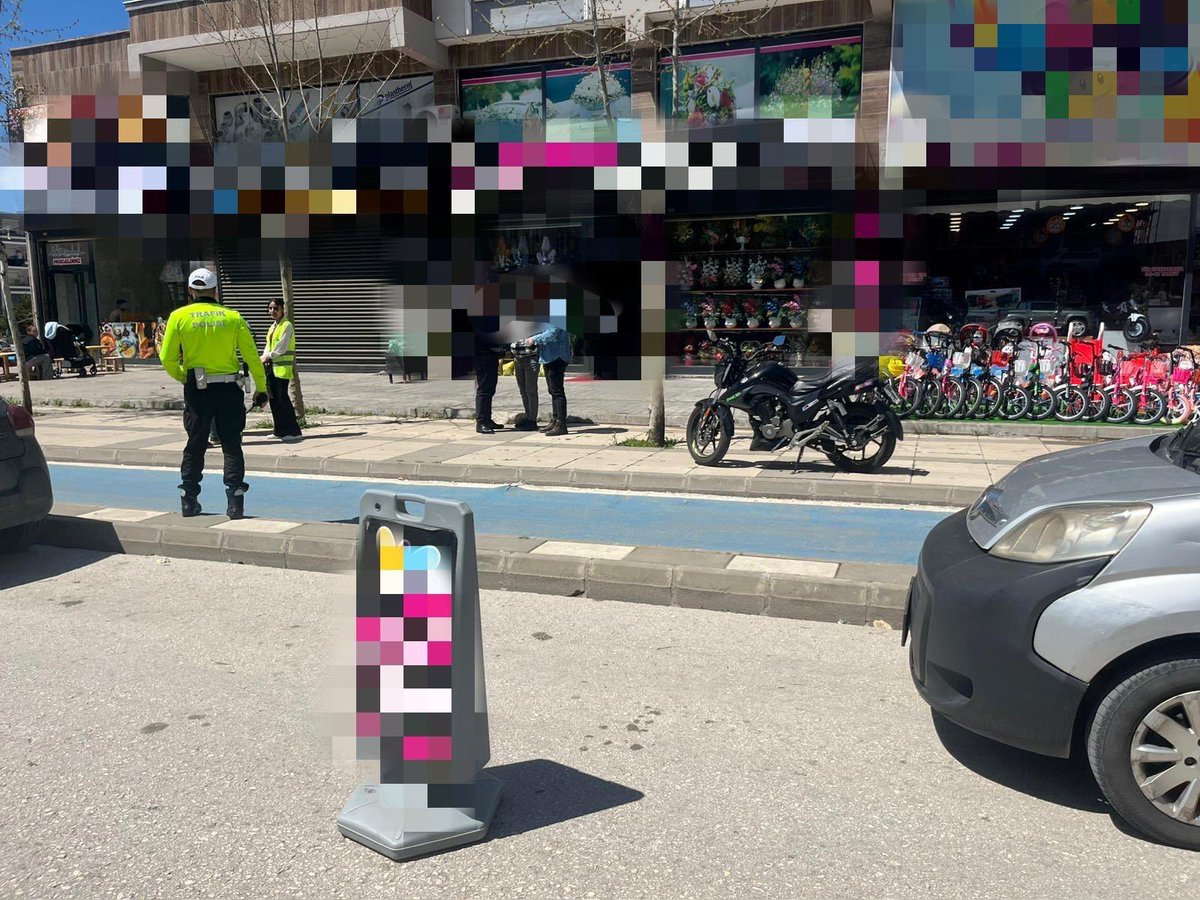 Gaziantep Emniyeti’nden tam isabet karar.  👍
Dükkanlarının önündeki yolu kendi tapulu malı gibi görüp duba ile kapatan 211 esnaf hem uyarıldı, hem de duba vb. materyallar kaldırıldı. Bundan sonra “Burası dükkanımın önü park yasak” diyen esnafı polise şikayet edin, cezayı yesin.