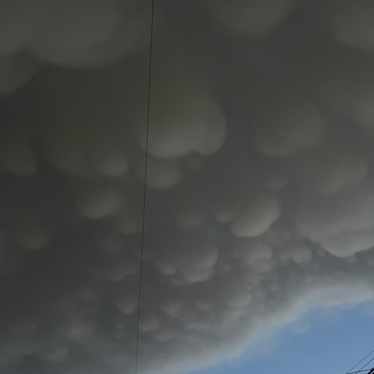 これウチでも写真撮ったんだよねー
気流の激乱高下によって起こるんですよねー
マジ怖い