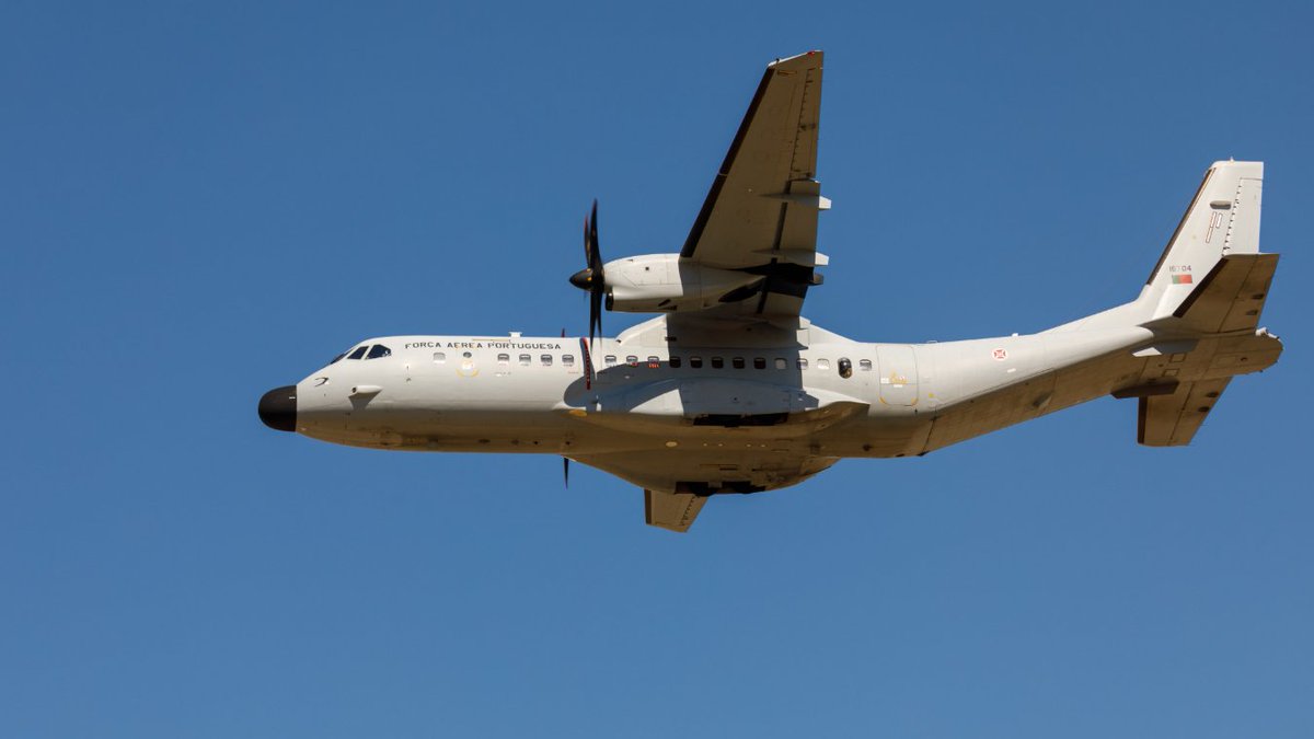 fap_pt's tweet photo. A #ForçaAérea voou, durante a tarde de ontem, para transportar uma grávida que necessitava de cuidados médicos urgentes.
O transporte foi efetuado entre ilhas do arquipélago dos #Açores, por uma tripulação da Esquadra 502 - "Elefantes".
A voar, protegemos!
#MEDIVAC #C295M https://t.co/OJ0plEOqpO