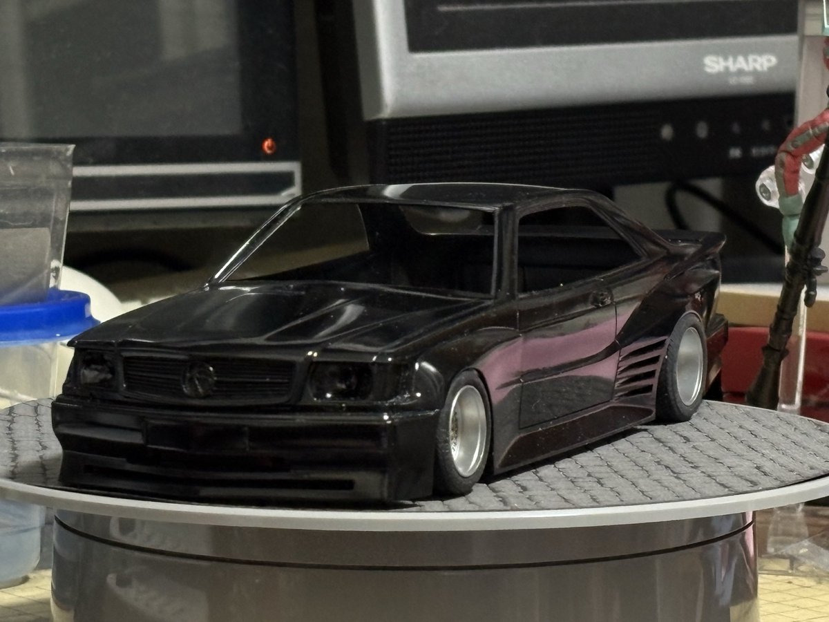 who324's tweet photo. タミヤ1/24ベンツ500SEC

車高位置決めました！内装はNATOブラック。ドアの内張りは大理石模様のカッティングシート🤪
次はエンジンへ進めますm(_ _)m３枚目はオアソビのGTRエンジンを載せてみた🤣

#カーモデル
#タミヤ
#500SEC
#ケーニッヒベンツ https://t.co/M9OIIPquL4