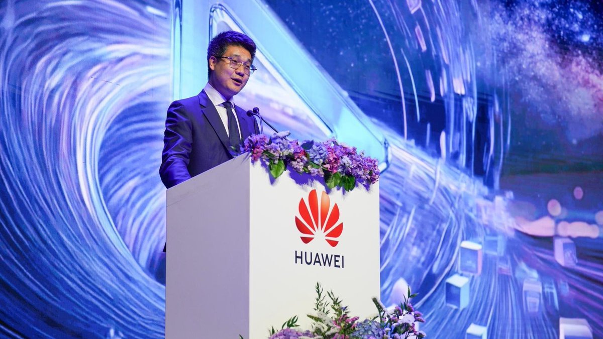 Huawei_Cesko's tweet image. Na #Huawei European Partner Conference 2026 v Comu Huawei potvrdilo, že více než 90 % enterprise tržeb v Evropě přichází přes ekosystém s více než 5 000 partnery. 🚀
Huawei investuje přes 20 mil. USD do marketingu, vyškolí více než 10 000 certifikovaných specialistů a partnerům