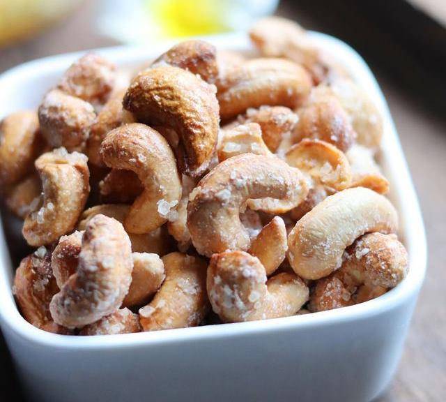 HanuarIqmal's tweet image. Snack time!  Tried these crispy honey-glazed cashews u0026 can’t stop munching—sweet, salty, so addictive. Tag a friend who’d steal a handful!  #SnackAttack #YumAlert