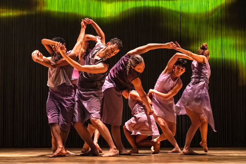 TheReviewsHub's tweet image. #DANCE #REVIEW Shobana Jeyasingh Dance: We Caliban @Sadlers_Wells @SJeyasinghDance 'Where the audio-visual work is explicit about its anti-colonial message, though, the real power of We Caliban lies in its beautiful dance' ⭐️⭐️⭐️⭐️ thereviewshub.com/shobana-jeyasi… #London