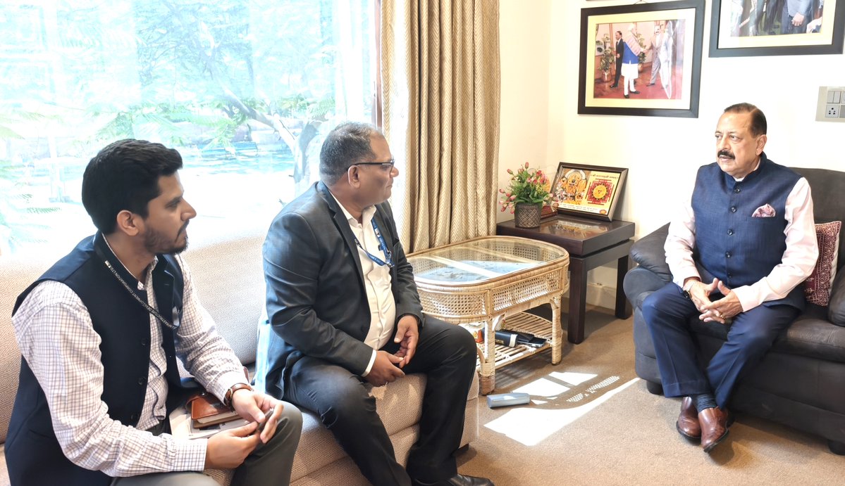DrJitendraSingh's tweet image. Executive Director #ED, National Highways &amp;amp; Infrastructure Development Corporation Limited #NHIDCL Regional Office #Jammu, called on, along with his team, to give an update on the recently approved Sudhmahadev–Dranga and Singhpora–Vailoo tunnels on NH-244.

Also received a brief