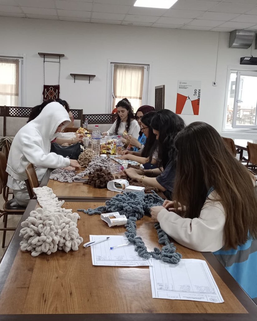 EskisehirKYGM's tweet photo. 📍Eskişehir Yurdu

Öğrencilerimiz, örgü workshop’ta kendi elleriyle hazırladıkları diz örtülerini huzurevi büyüklerimize hediye etti. 🧶
Sevgiyle örülen her ilmek, sıcacık bir dokunuşa dönüştü. Emeği geçen tüm gönüllülerimize teşekkür ederiz. 💛

#GSBYurtları https://t.co/YoES5O9WhL