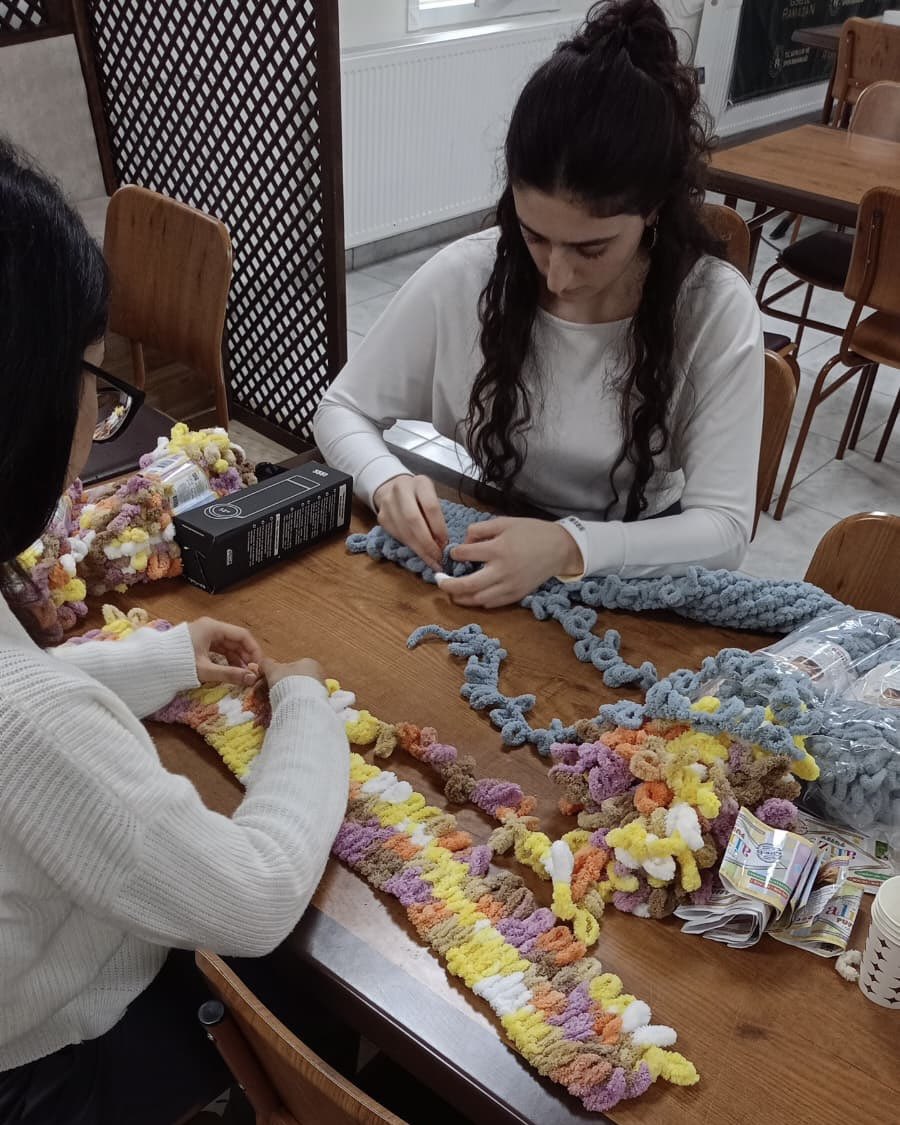 EskisehirKYGM's tweet photo. 📍Eskişehir Yurdu

Öğrencilerimiz, örgü workshop’ta kendi elleriyle hazırladıkları diz örtülerini huzurevi büyüklerimize hediye etti. 🧶
Sevgiyle örülen her ilmek, sıcacık bir dokunuşa dönüştü. Emeği geçen tüm gönüllülerimize teşekkür ederiz. 💛

#GSBYurtları https://t.co/YoES5O9WhL