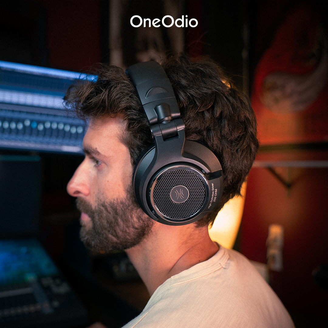 OneOdio_'s tweet photo. 🎧 Monitor 80 Open-back Headphones⁠
⁠
Built for studio, mixing, and DJ monitoring.⁠
⁠
Open-back design, detailed sound, accurate monitoring of every note in the mix.
⁠
📷 @mingblingsings⁠
👦 @ruelthomas⁠
-⁠
-⁠
-⁠
#OneOdio #Monitor80 #OpenBack #Studio #Headphones #Mixing https://t.co/poSTmbjWUs
