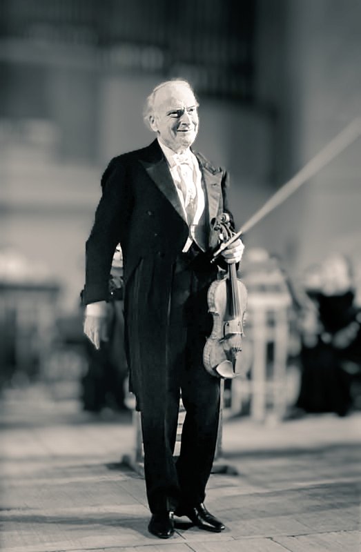 ConrothN's tweet image. Today we celebrate the 110th anniversary of the birth of the legendary violinist #YehudiMenuhin, born in #NewYork on April 22, 1916 🎂🎻🎶

The International Yehudi Menuhin Foundation was created in 1991 by Menuhin in #Brussels to give a voice to the voiceless through the arts 🎶