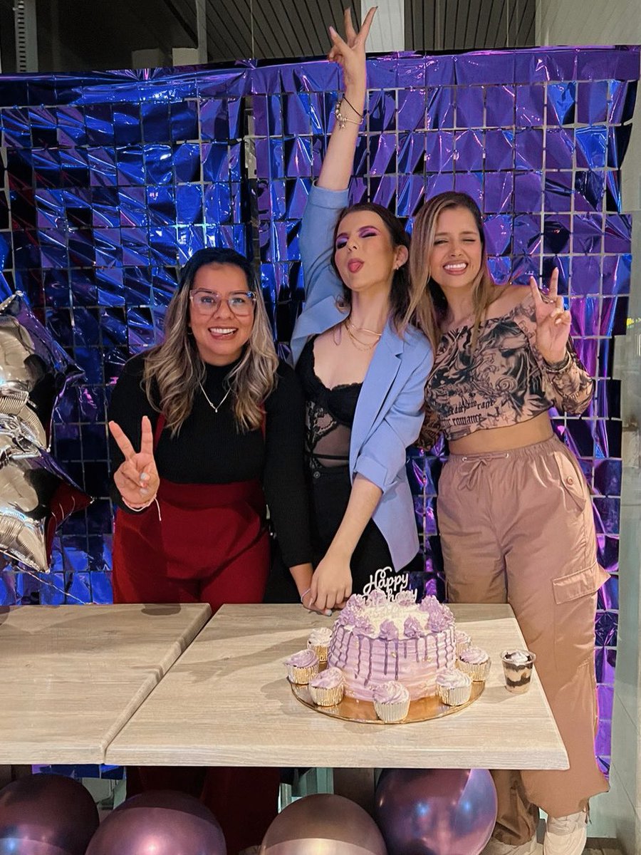 Tanto por contarte.
Y mucho por decirte… 

Pero seguimos siendo 3💖.  Seguimos y seguiremos escribiendo historias! Sigues estando aquí✨ de forma diferente esta vez, pero estás; No tengo duda alguna! 

Te amamos 💋