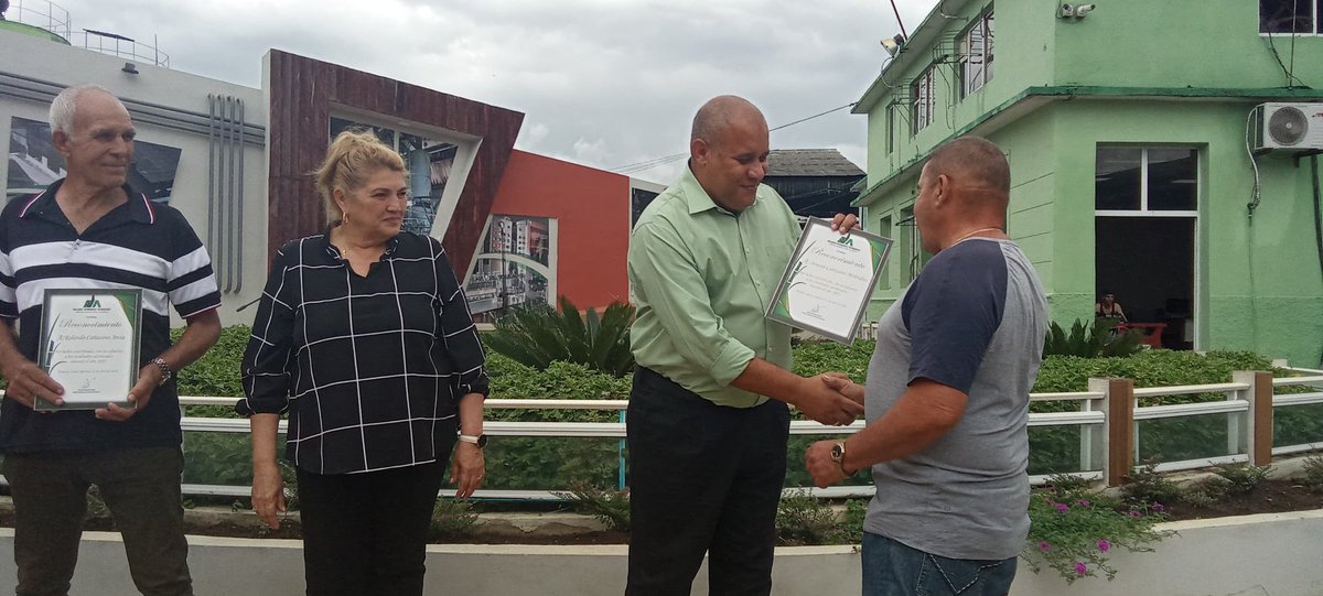 AlexisLorente74's tweet photo. La Empresa Azucarera Melanio Hernández y su Unidad de Derivados de Tuinucú fueron distinguidas con la Bandera de Vanguardia Nacional, reconocimiento a su desempeño y al impacto positivo en la economía del país.  
#LaPatriaSeDefiende 
#SanctiSpíritusEnMarcha
@DeivyPrezMartn1 https://t.co/acyaBALmOn