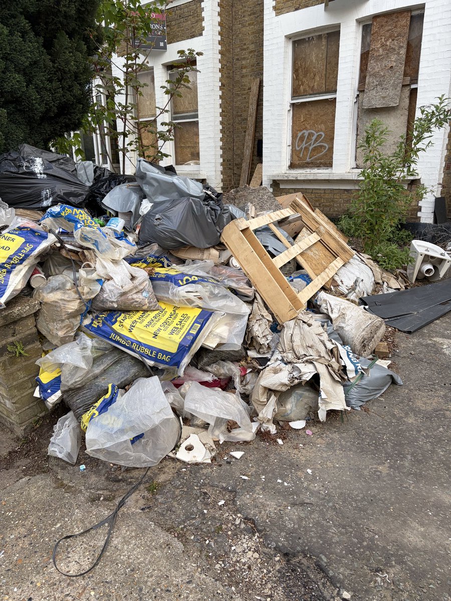 simonjglover's tweet photo. @Brent_Council 
Terrible fly tipping and household waste situation at 51 &amp; 53 Dyne Road https://t.co/CuI7u5eU6I