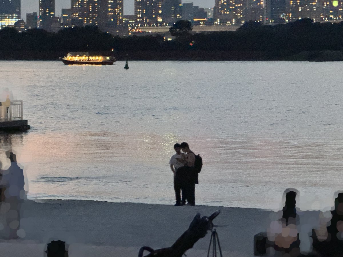 ojimagyo's tweet photo. 去年は優勝の直後に海で打ち合わせをする豆鉄砲を眺めてその翌日にツーマンをしてチャンピオンパワーをもらいました
次は僕らが膝まで入ってるぐらいのところで優勝後の打ち合わせをしたい🌊

ぎょねこは5/13の予選に出ます！ https://t.co/0AqS135shE