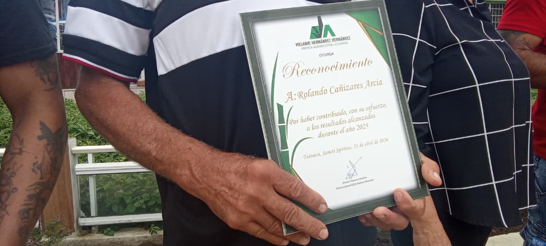 La Empresa Azucarera Melanio Hernández y su Unidad de Derivados de Tuinucú fueron distinguidas con la Bandera de Vanguardia Nacional, reconocimiento a su desempeño y al impacto positivo en la economía del país.  
#LaPatriaSeDefiende 
#SanctiSpíritusEnMarcha
<a href="/DeivyPrezMartn1/">Deivy Pérez Martín</a>