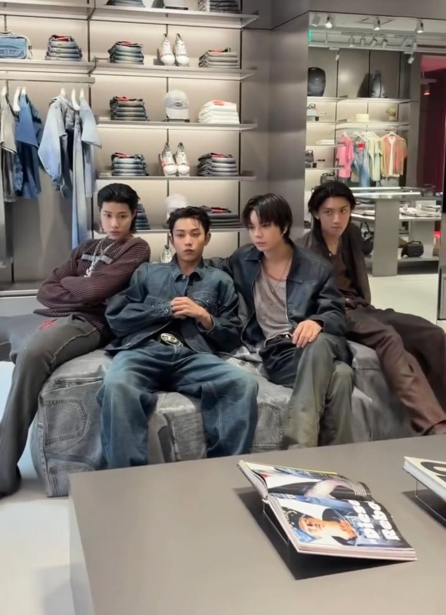 titi ♰ tweet media