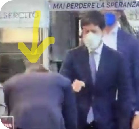 <a href="/La7tv/">La7</a> Invece tu <a href="/MassimGiannini/">Massimo Giannini</a>, ancora non smetti di pensarti  (e crederti) giornalista, quando invece sei solo simile a un "maggiordomo" della #sinistra 👇👁