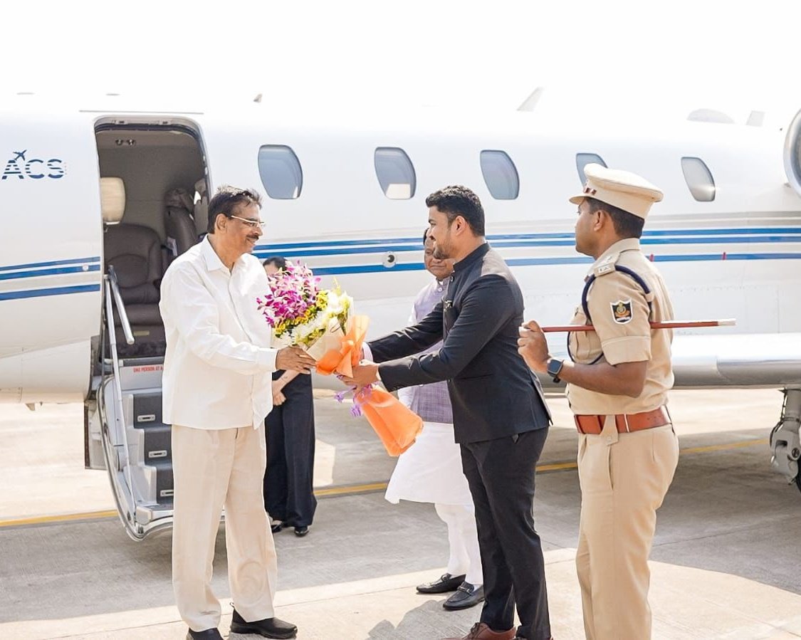 dm_jharsuguda's tweet photo. ଓଡ଼ିଶା ଗସ୍ତ ଅବସରରେ ଭାରତର ମହାମହିମ ରାଷ୍ଟ୍ରପତି ଶ୍ରୀମତୀ ଦ୍ରୌପଦୀ ମୁର୍ମୁଙ୍କୁ ସ୍ବାଗତ କରିବା ପାଇଁ ଭୁବନେଶ୍ବରରୁ ସ୍ଵତନ୍ତ୍ର ବିମାନ ଯୋଗେ ଝାରସୁଗୁଡ଼ା ବିମାନ ବନ୍ଦରରେ ଆସି ପହଞ୍ଚିଥିବା ମାନ୍ୟବର ରାଜ୍ୟପାଳ ଏବଂ ମାନ୍ୟବର ମୁଖ୍ୟମନ୍ତ୍ରୀଙ୍କୁ, ଜିଲ୍ଲାପାଳ ଶ୍ରୀ କୁଣାଲ ମୋତିରାମ ଚହ୍ବାଣ ସ୍ଵାଗତ ସମ୍ବର୍ଦ୍ଧନା ଜଣାଇଛନ୍ତି। https://t.co/u5h7aHWE3d