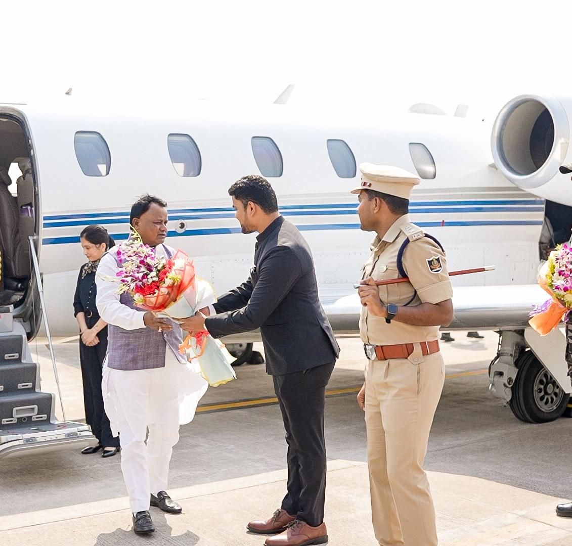 dm_jharsuguda's tweet photo. ଓଡ଼ିଶା ଗସ୍ତ ଅବସରରେ ଭାରତର ମହାମହିମ ରାଷ୍ଟ୍ରପତି ଶ୍ରୀମତୀ ଦ୍ରୌପଦୀ ମୁର୍ମୁଙ୍କୁ ସ୍ବାଗତ କରିବା ପାଇଁ ଭୁବନେଶ୍ବରରୁ ସ୍ଵତନ୍ତ୍ର ବିମାନ ଯୋଗେ ଝାରସୁଗୁଡ଼ା ବିମାନ ବନ୍ଦରରେ ଆସି ପହଞ୍ଚିଥିବା ମାନ୍ୟବର ରାଜ୍ୟପାଳ ଏବଂ ମାନ୍ୟବର ମୁଖ୍ୟମନ୍ତ୍ରୀଙ୍କୁ, ଜିଲ୍ଲାପାଳ ଶ୍ରୀ କୁଣାଲ ମୋତିରାମ ଚହ୍ବାଣ ସ୍ଵାଗତ ସମ୍ବର୍ଦ୍ଧନା ଜଣାଇଛନ୍ତି। https://t.co/u5h7aHWE3d