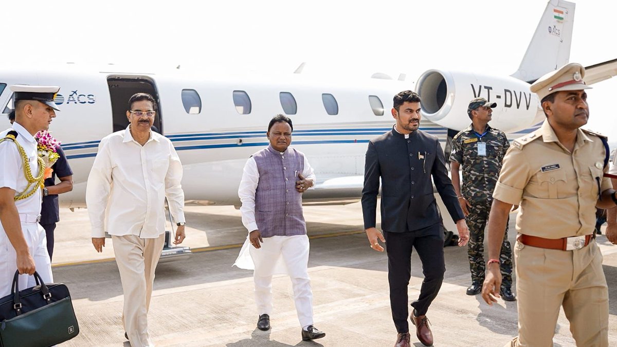 dm_jharsuguda's tweet photo. ଓଡ଼ିଶା ଗସ୍ତ ଅବସରରେ ଭାରତର ମହାମହିମ ରାଷ୍ଟ୍ରପତି ଶ୍ରୀମତୀ ଦ୍ରୌପଦୀ ମୁର୍ମୁଙ୍କୁ ସ୍ବାଗତ କରିବା ପାଇଁ ଭୁବନେଶ୍ବରରୁ ସ୍ଵତନ୍ତ୍ର ବିମାନ ଯୋଗେ ଝାରସୁଗୁଡ଼ା ବିମାନ ବନ୍ଦରରେ ଆସି ପହଞ୍ଚିଥିବା ମାନ୍ୟବର ରାଜ୍ୟପାଳ ଏବଂ ମାନ୍ୟବର ମୁଖ୍ୟମନ୍ତ୍ରୀଙ୍କୁ, ଜିଲ୍ଲାପାଳ ଶ୍ରୀ କୁଣାଲ ମୋତିରାମ ଚହ୍ବାଣ ସ୍ଵାଗତ ସମ୍ବର୍ଦ୍ଧନା ଜଣାଇଛନ୍ତି। https://t.co/u5h7aHWE3d