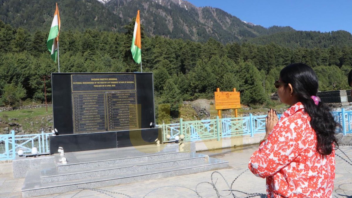 UNI_Photos's tweet image. In Photos | A tourist pays tribute at the Baisaran Martyrs Memorial on the first anniversary of the April 22 Pahalgam attack, which left 26 people dead, in Pahalgam.

📸: Shah Junaid / UNI

#JammuAndKashmir | #Pahalgam | #PahalgamAttack | #PahalgamTerrorAttack | #Baisaran | #UNI