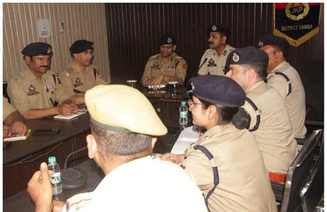 CrossTownNews's tweet image. DIG JSK Shridhar Patil reviews Security in Samba district

@shridhar_ips #Samba 

crosstownnews.in/post/155857/di…
