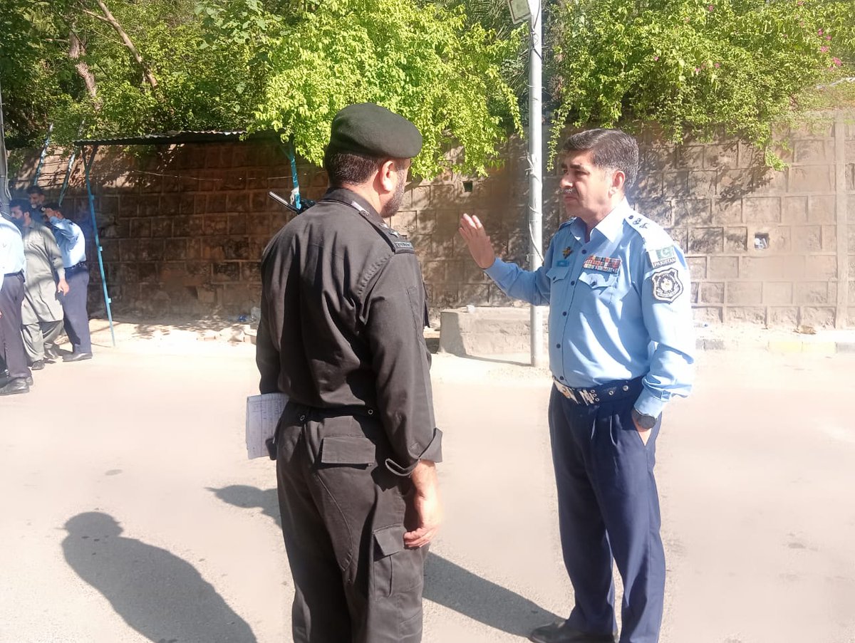 ICT_Police's tweet image. ایس پی جوڈیشل پروٹیکشن یونٹ اقبال خان نے ریڈ زون کے ناکہ جات پر سکیورٹی ڈیوٹی کا جائزہ لیا۔ افسران کو موجودہ حالات کے پیشِ نظر الرٹ رہنے اور مستعدی کے ساتھ فرائض انجام دینے کی ہدایات کیں۔

#WeRIslamabadPolice #Islamabad #SDI