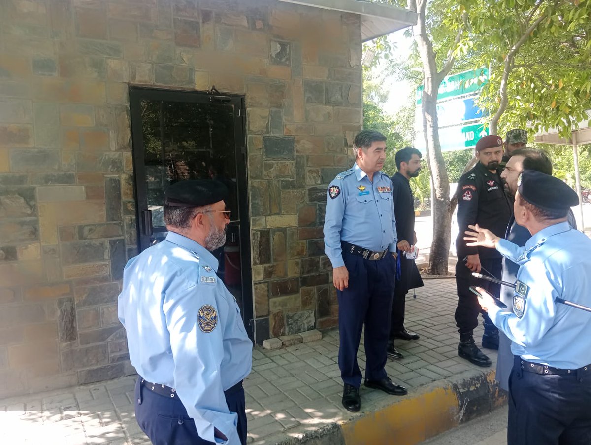 ICT_Police's tweet image. ایس پی جوڈیشل پروٹیکشن یونٹ اقبال خان نے ریڈ زون کے ناکہ جات پر سکیورٹی ڈیوٹی کا جائزہ لیا۔ افسران کو موجودہ حالات کے پیشِ نظر الرٹ رہنے اور مستعدی کے ساتھ فرائض انجام دینے کی ہدایات کیں۔

#WeRIslamabadPolice #Islamabad #SDI