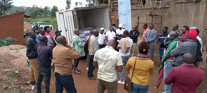 GitegaVuturaa's tweet photo. 1.#Burundi. Dans le but de soutenir les travaux d’extension de ses infrastructures, le 18/4/2026, la société d’assurance Royal Insurance Company Non Vie(#RIC NV) a offert 100 sacs de ciment à l’Université des Sciences Polyvalentes de #Gitega(#USPG en sigle).
@GeneralNeva
@MENRS4 https://t.co/AKEW7aopQr