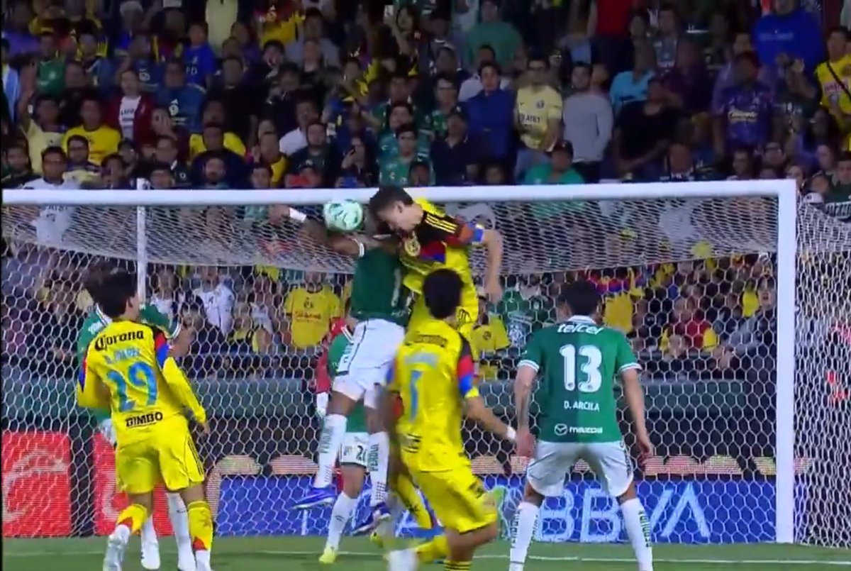 ale_orvananos's tweet photo. La mano es clarísima.  Díaz amplía el volumen de su cuerpo y levanta la mano a una altura que no es movimiento natural.

Ahora… lo discutible es si había falta previa de Dourado. Jugada brava. https://t.co/bjGlghbN3z
