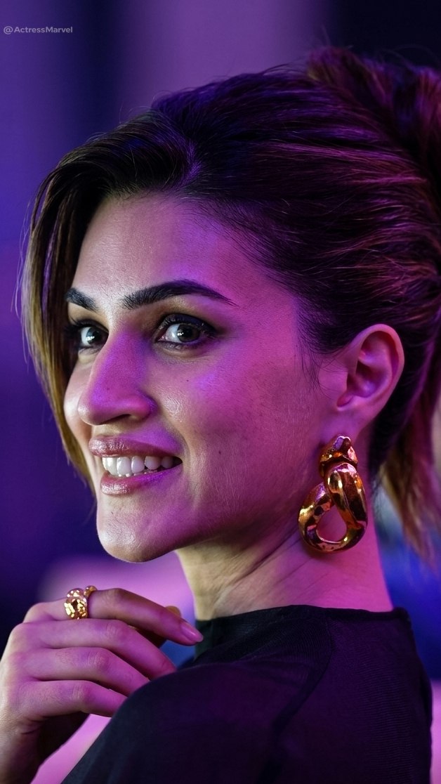 ActressMarvels's tweet image. #Kritisanon Kriti's facecard alone can tempt anyone 😩❤️‍🔥🥵.