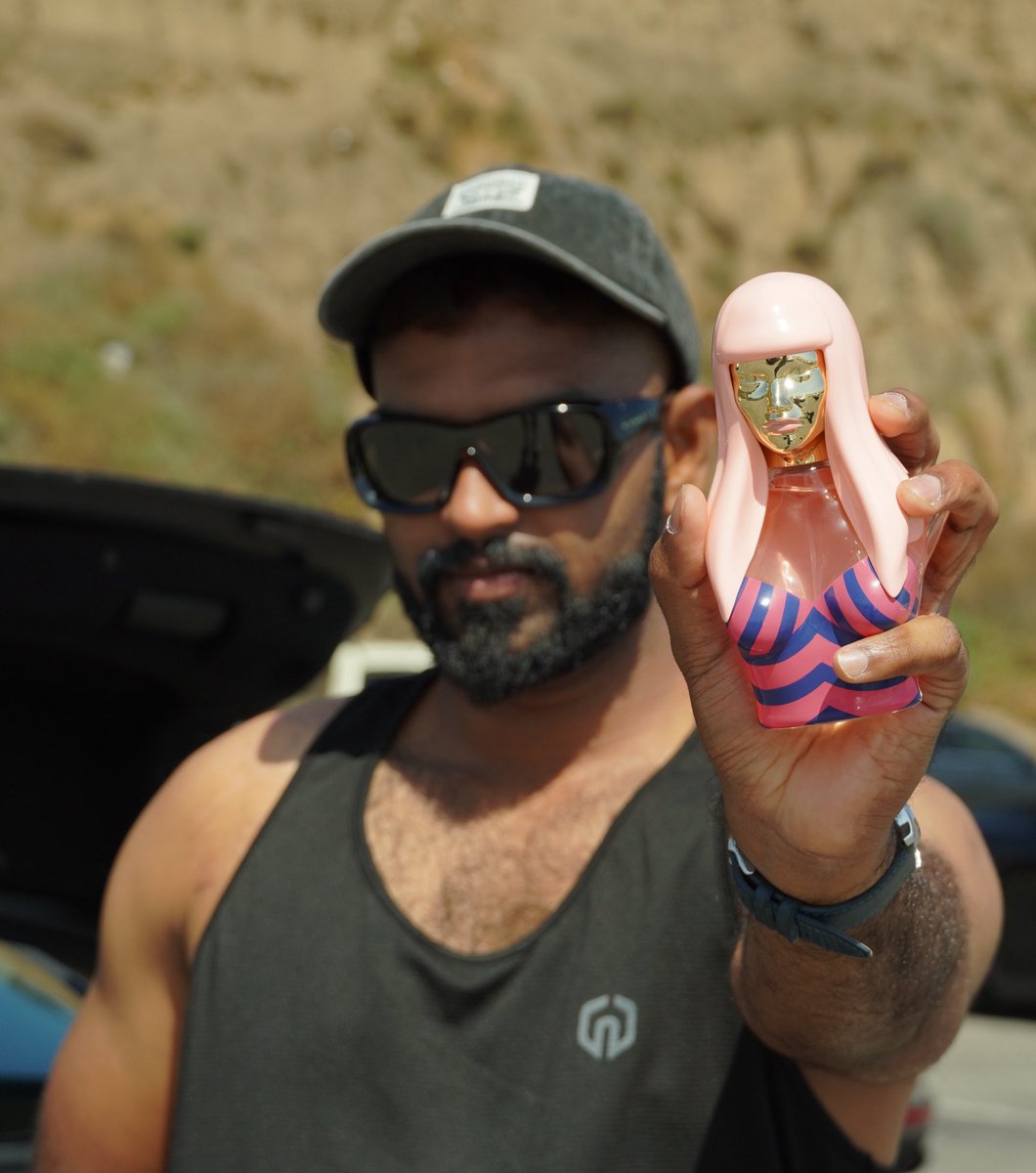 sumanthrao006's tweet image. I definitely recommend PinkFriday2 perfume. 
@NICKIMINAJ did a good job on this one.
It’s floral scented. 
Last longer on skin. 
Men can wear it too, if you wanted to be complimented by women.😋

#Pinkfridayperfume #NickiMinaj #PinkFriday2