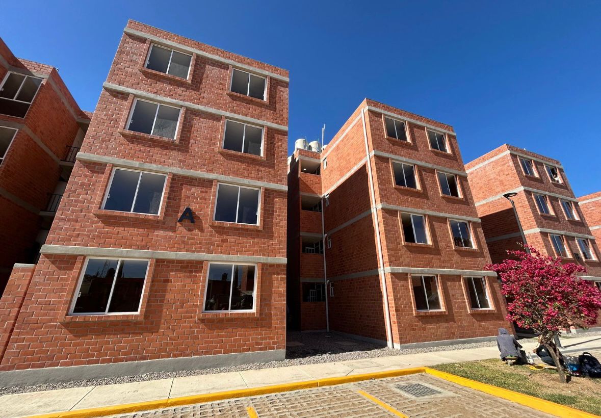 EdnaElenaVegaR1's tweet photo. Celebramos la aprobación de la reforma a la Ley de Vivienda por el @senadomexicano. 

Está Ley cumple con los estándares internacionales y la Reforma Constitucional de 2024 al sustituir el concepto de “vivienda digna y decorosa” por el de “vivienda adecuada”. https://t.co/BVysrmvanD